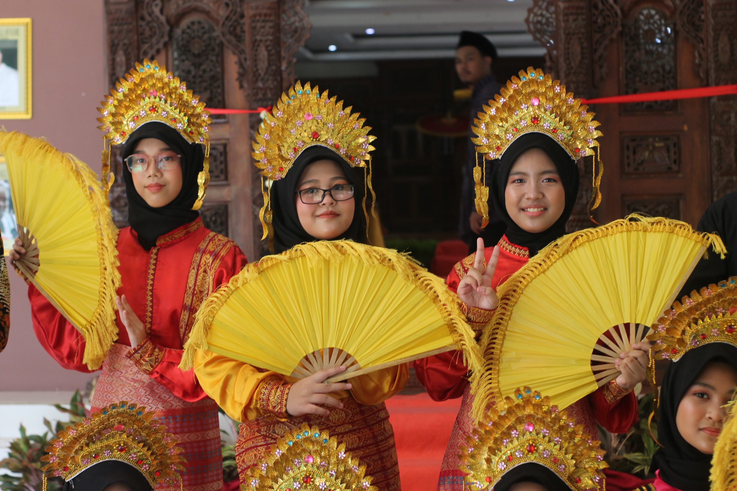 Menjadi Santri yang Cinta Budaya Indonesia (Tari Kipas)